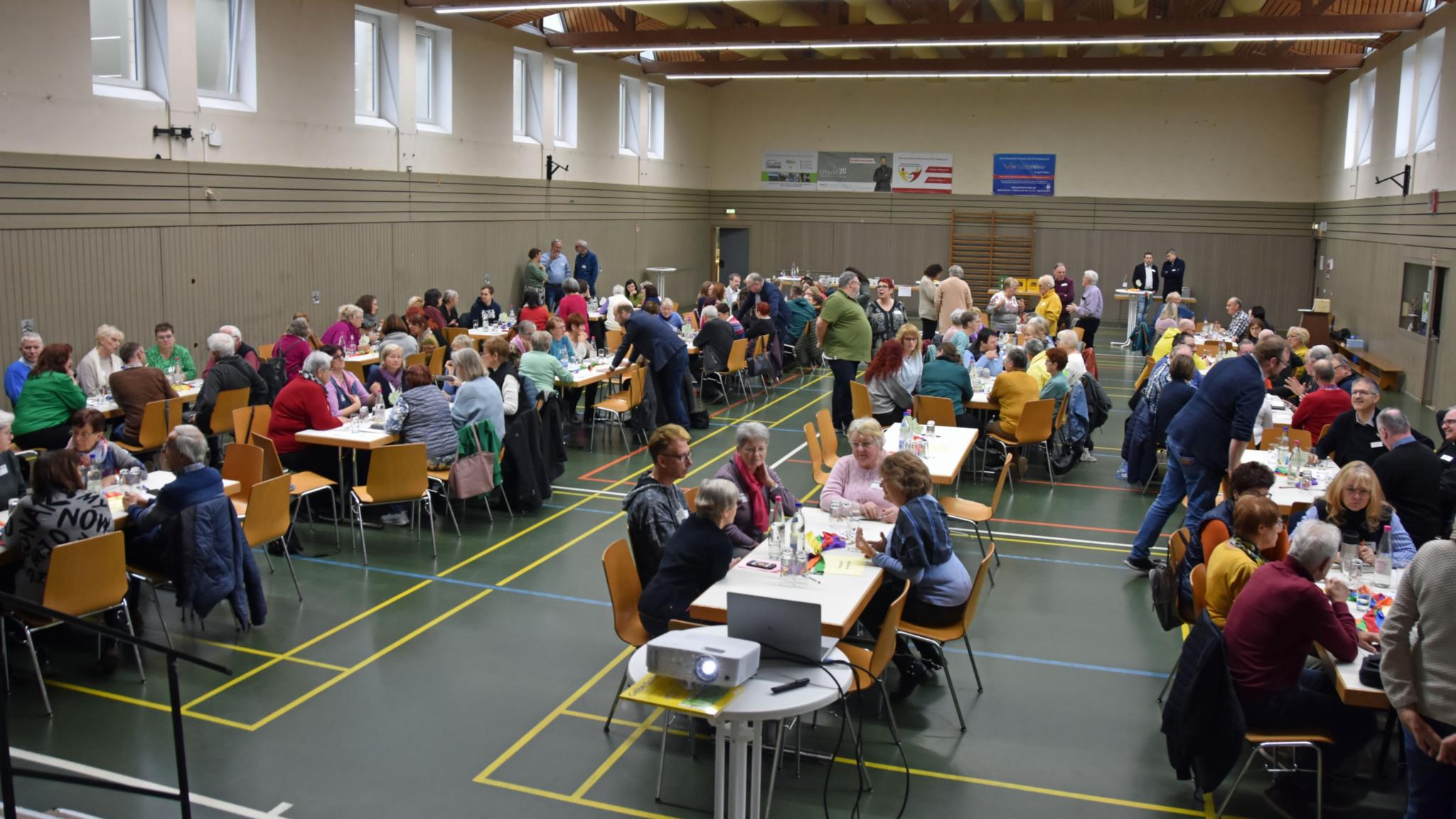 Blick in die Talbachhalle bei der Synodalversammlung des Pastoralen Raums Lebach.