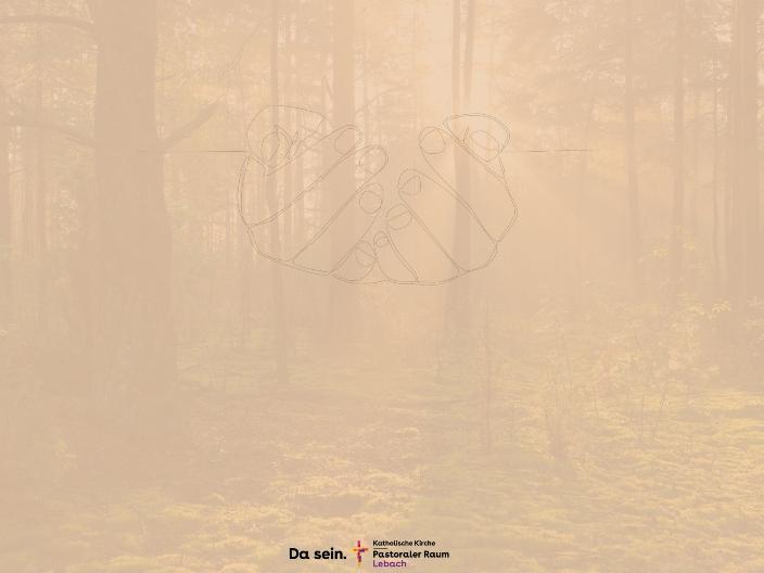 Das Bild zeigt einen Wald in warmem, goldenem Licht. Zwischen den Bäumen fällt weicher Sonnenschein auf einen moosigen Waldboden. In der Bildmitte schwebt eine feine Linienzeichnung zweier sich haltender Hände. Unten steht der Text: „Da sein.“ – daneben ein Kreuzsymbol – „Katholische Kirche, Pastoraler Raum Lebach“.