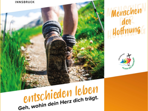 Füße in Wanderschuhen auf einem Pfad