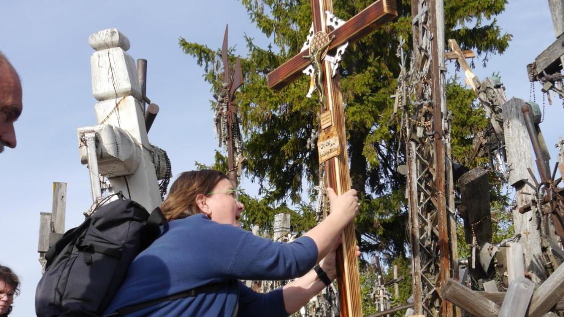 Aufstellen eines Kreuzes am litauischen Wallfahrtsort Kryžių kalnas